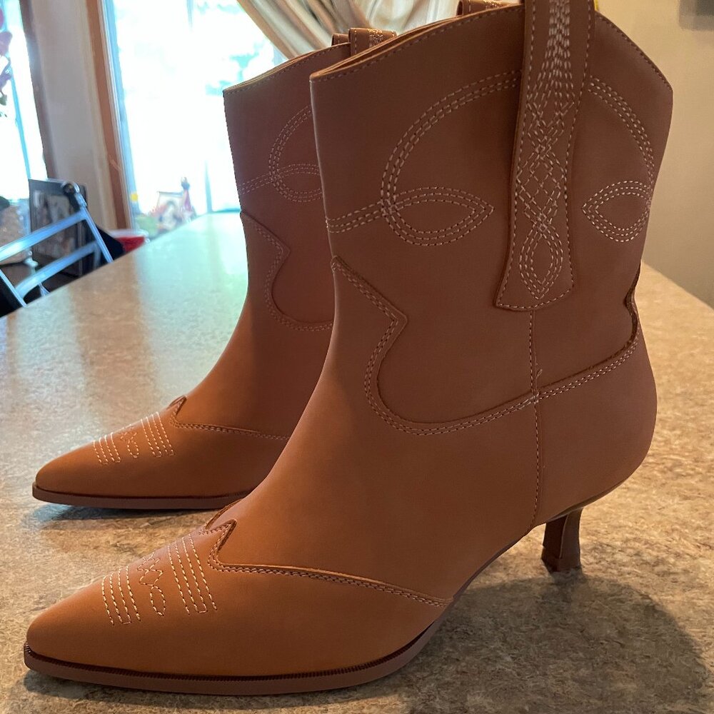 Western Faux Leather Tan Kitten Heel Boots Size 7 - Picture 2 of 3